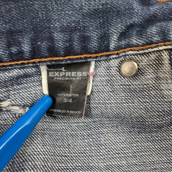 🔥Vtg EXPRESS Distressed Frayed Hem Jean Shorts High Waist Mid Wash Denim 3/4 - Picture 11 of 16